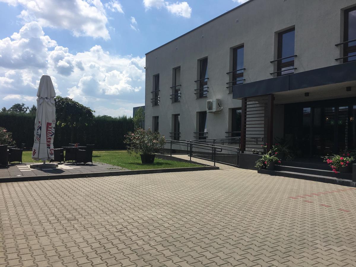 Hotel Vis A Vis Oleśnica Exterior foto